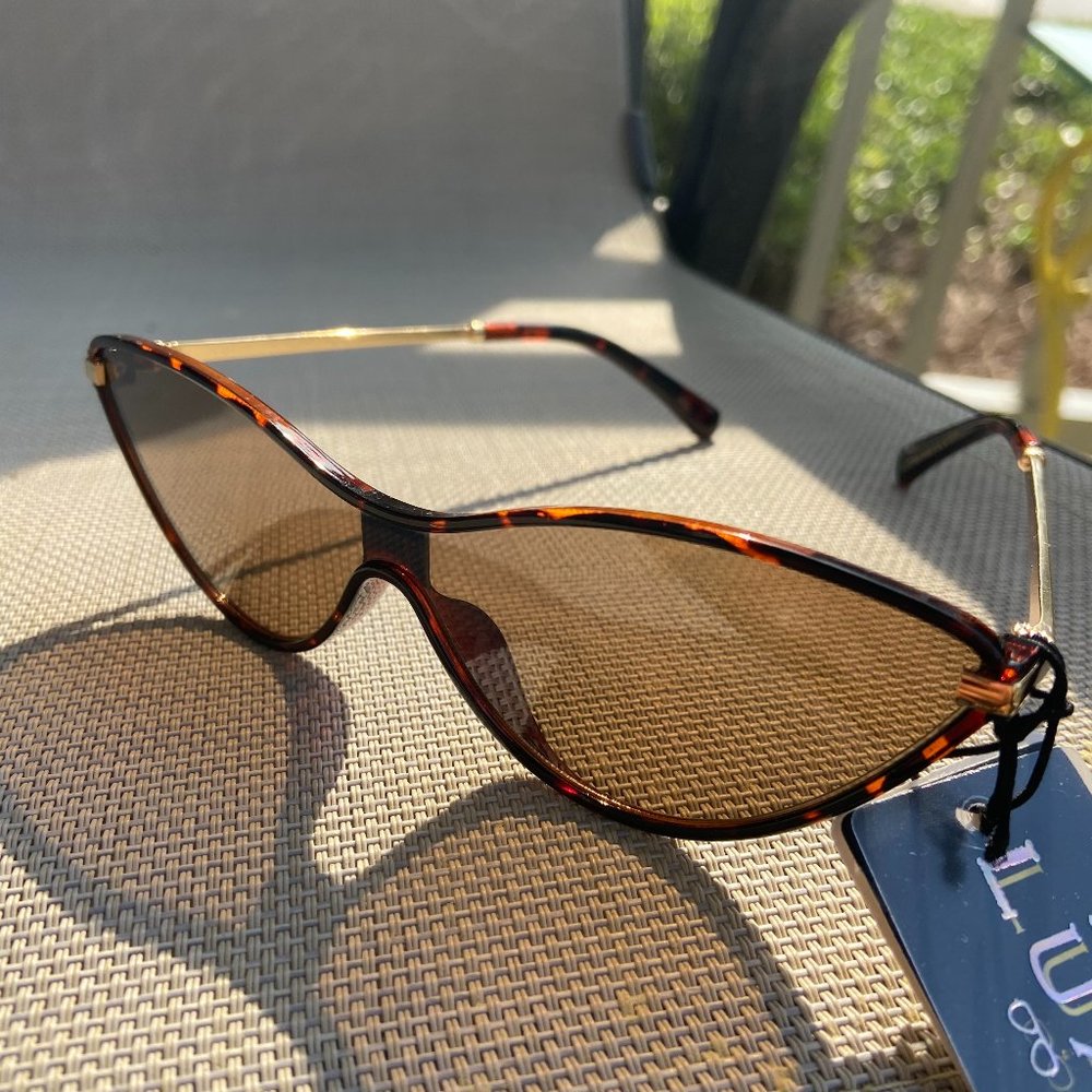 LUXE SUNGLASSES W/ BROWN TINT AND LEOPARD FRAME